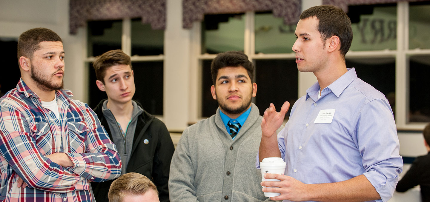 A Ƶ alumnus gives career advice to students as part of a Center for Career Development Networking event