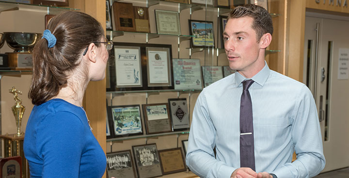 A Ƶ alumnus gives career advice to a student as part of a Center for Career Development Networking event