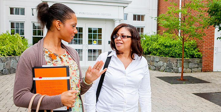 Students in a Ƶ Continuing Education program walk on campus