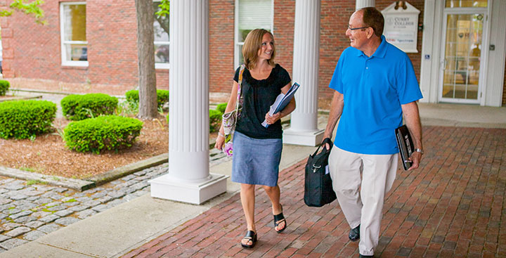 Ƶ students walk on the plymouth campus