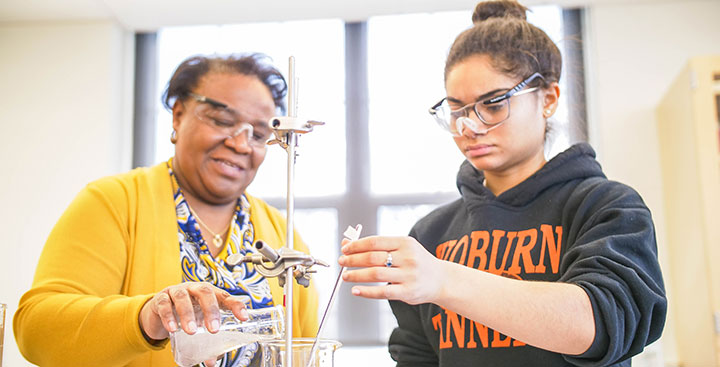 Ƶ student and faculty member collaborate on a science experiment