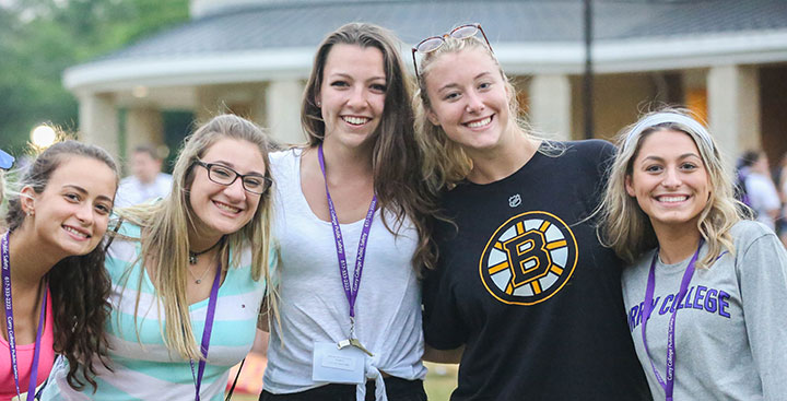 Students pose for a photo at Ƶ Orientation