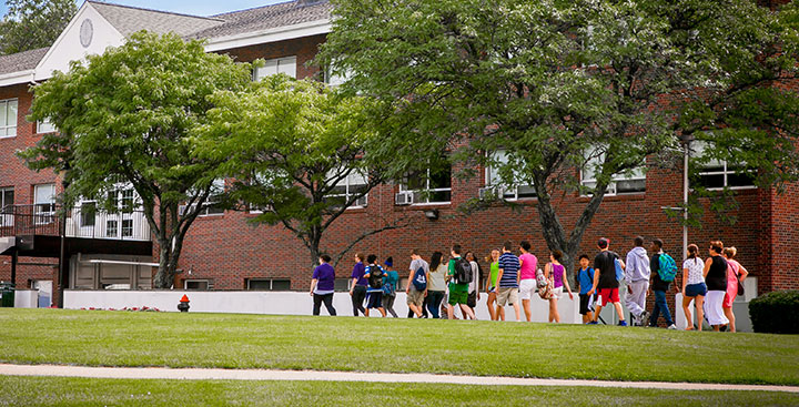 Students and parents take a tour of the Ƶ campus