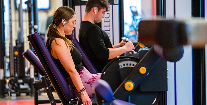 Students work out on the weight machines at the Ƶ Fitness Center