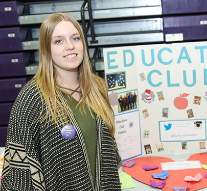 A Ƶ Education Club student member poses for a photo