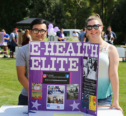 Ƶ Pre-Health E.L.I.T.E. students at an involvement fair