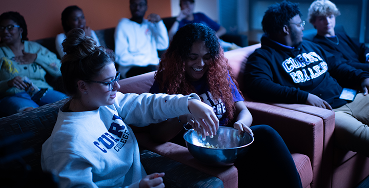 Ƶ students have a movie night with popcorn